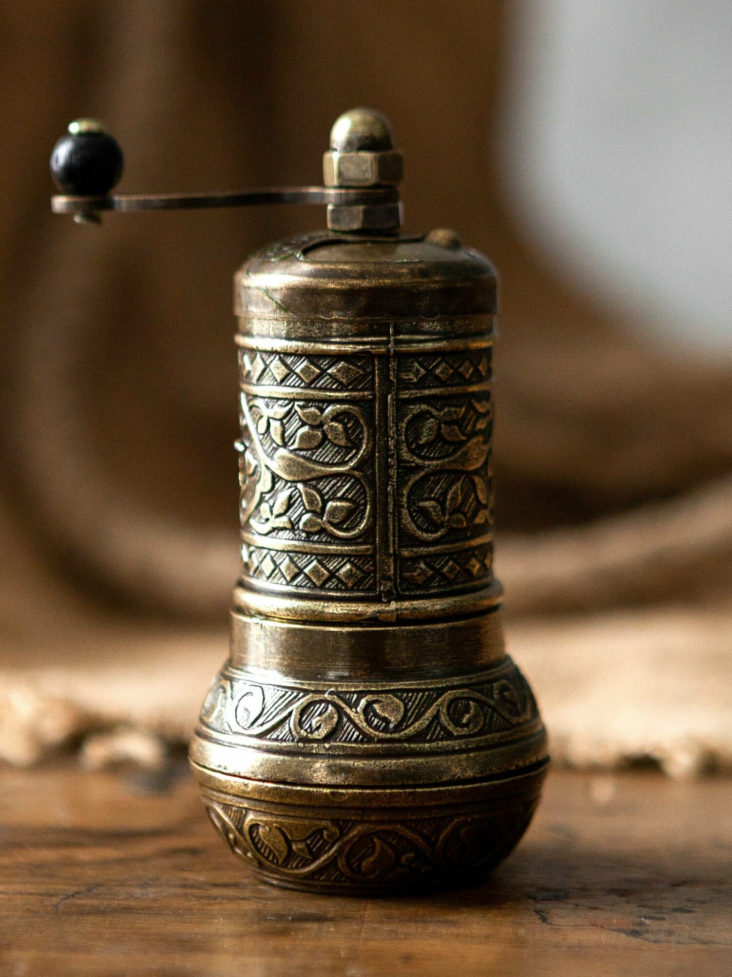 фото Мельница ручная для специй бронза