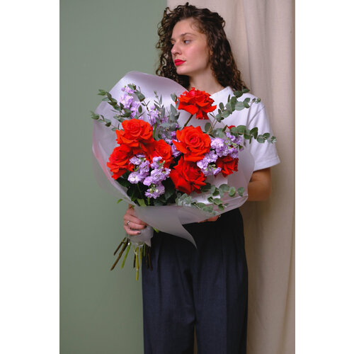 HIGH-FASHION букет "Аленький цветочек 3.0" - букет из кустовой маттиолы и красной розы сорта Нина