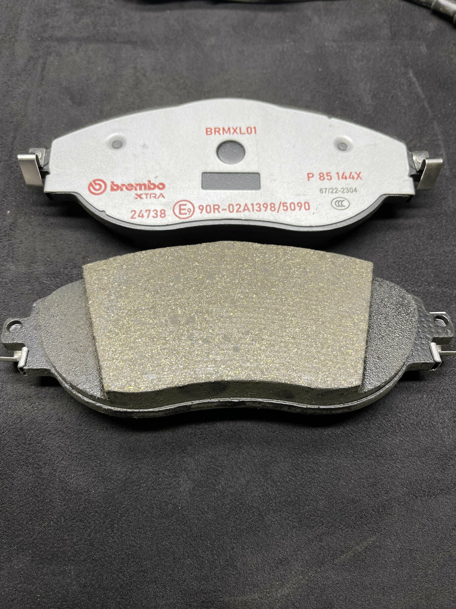 Дисковые тормозные колодки передние brembo P 85 144X (4 )