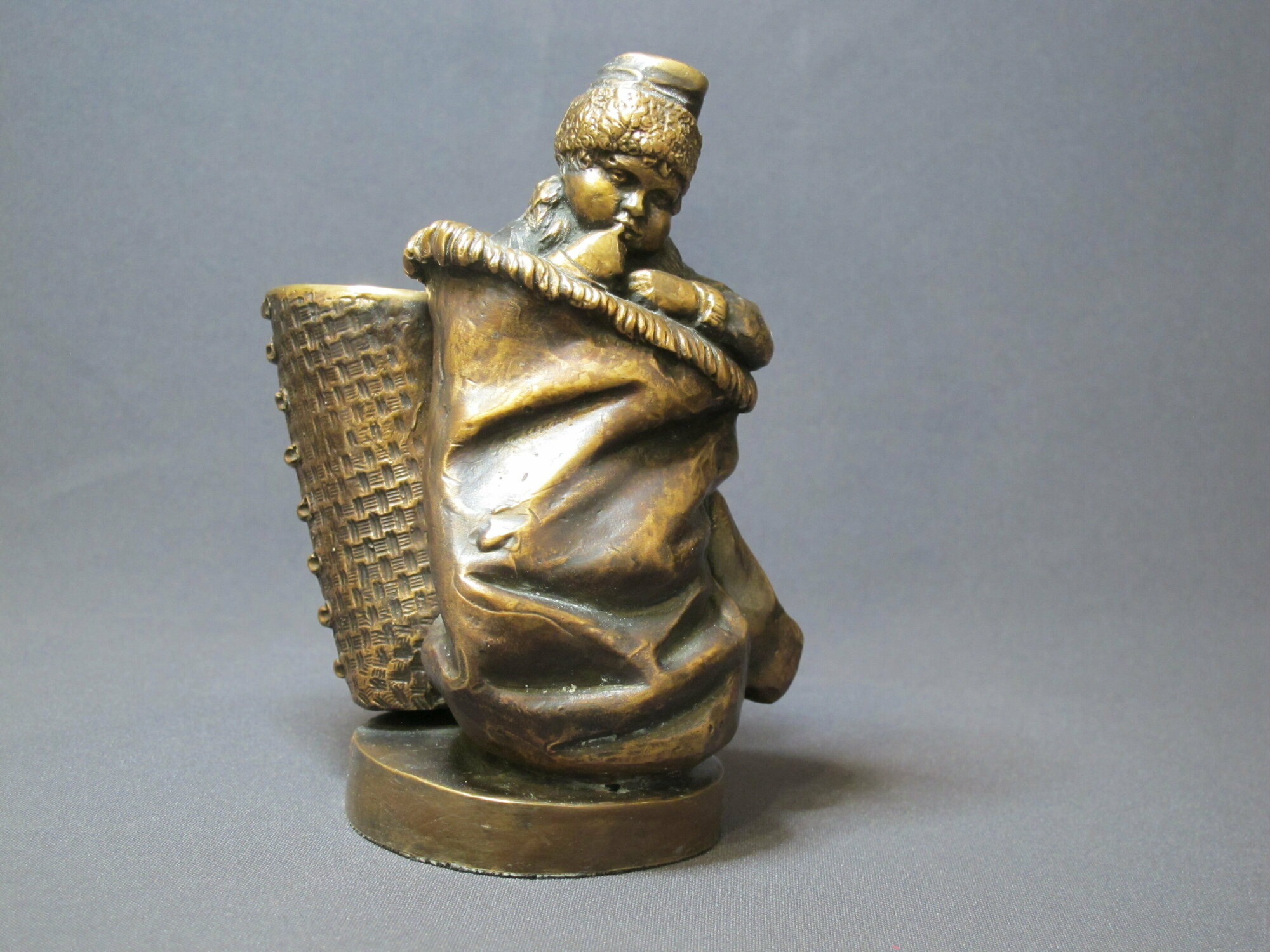 Скульптура из бронзы карандашница "Рукавичка". Фигурки, статуи, статуэтки, гобелены, панно, барельефы и др изделия из бронзы