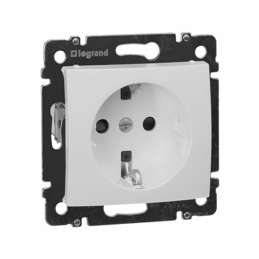 фото Розетка Legrand 774421 Valena Classic, 16 А, с защитной шторкой, с заземлением