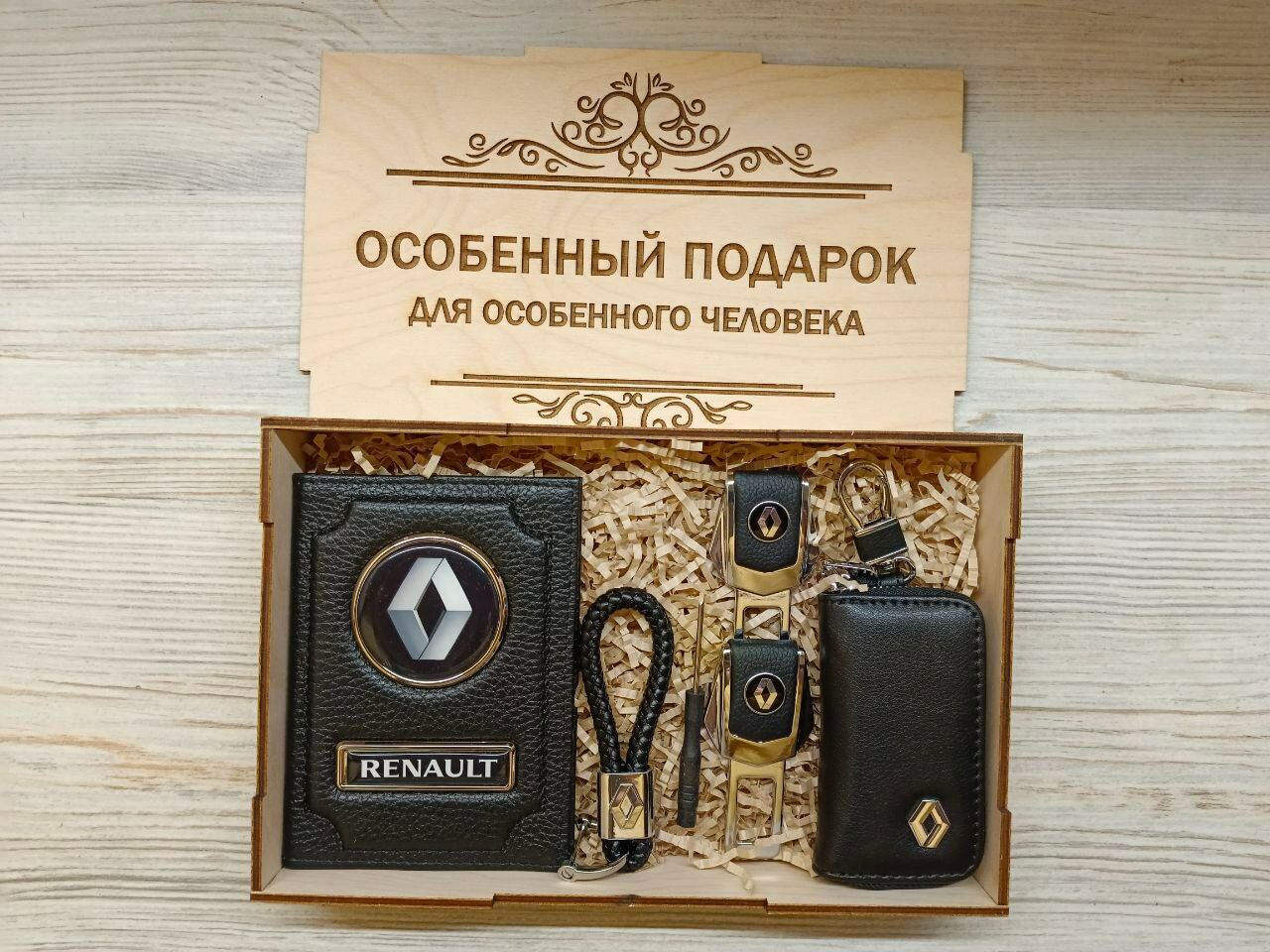 Подарочный набор автоаксессуаров с маркой Рено Renault для мужчины для женщины Arkana Duster Kaptur Logan Megane Symbol Scenic Fluence Koleos Sandero красная 4 в 1 с кнопкой