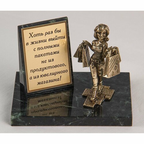 Фигурка на камне 