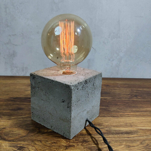 Настольная лампа-куб из бетона от мастерской Woody Deco