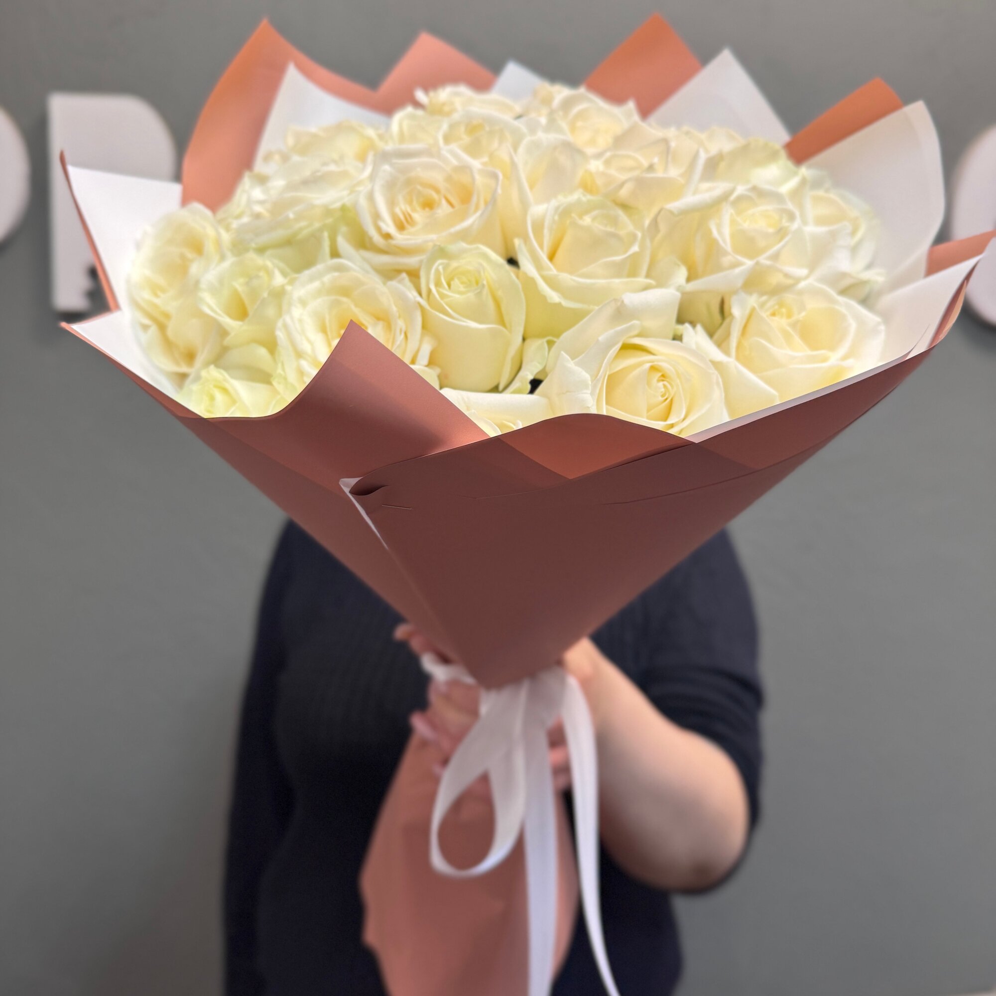 Розы Медиум 15 шт (на фото 20шт) белые Аваланш 40 см арт.01512742 обновленная упаковка Просто Роза Ру