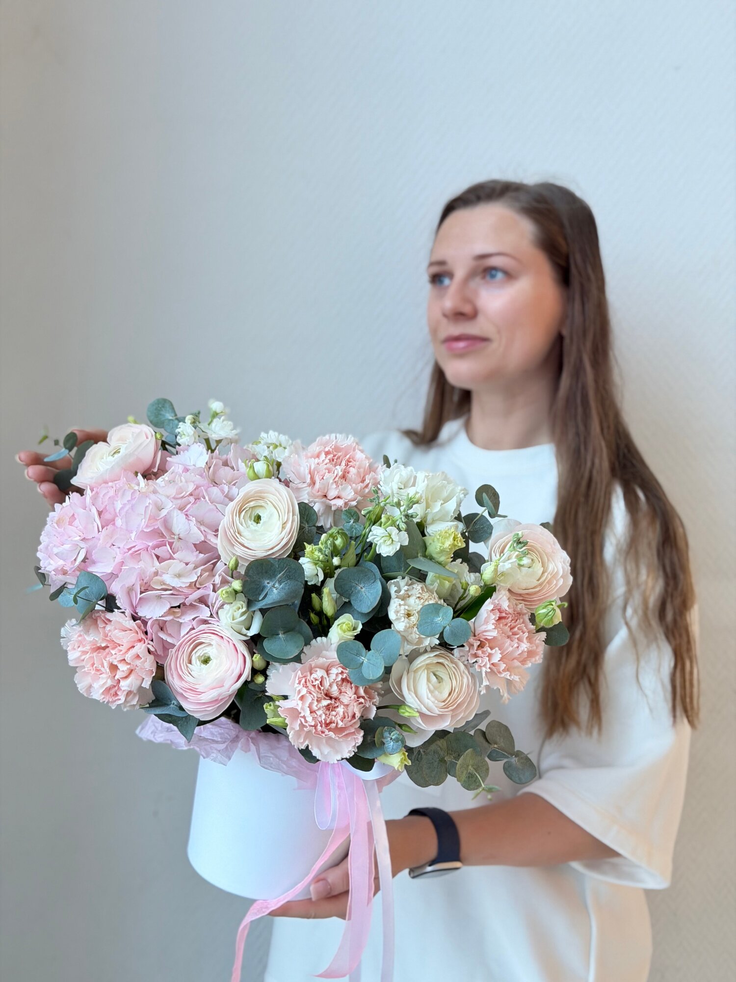 Композиция в коробке ранункулюсы гортензии маттиола гвоздики золотисто-зеленая розовая