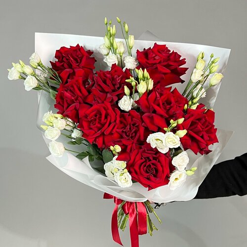 Авторский букет красная французская роза с эустомой L