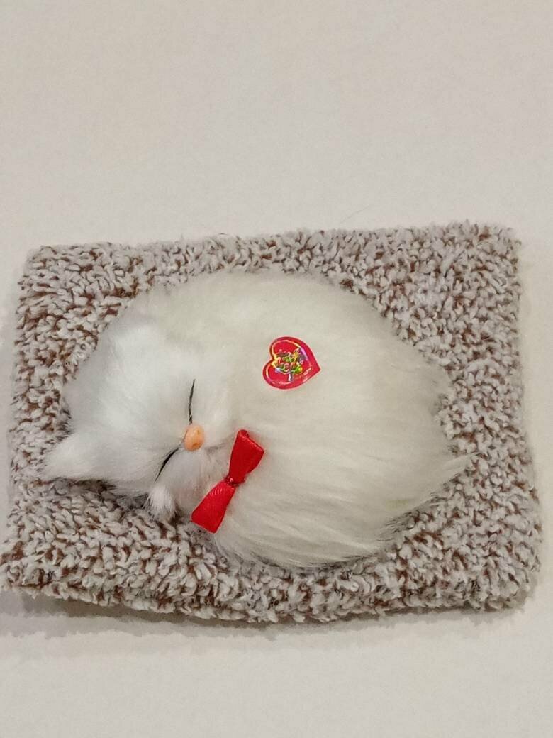 Мягкая игрушка *Спящий котенок на коврике, мяукающий (14см. х 11см.)*/ антистресс