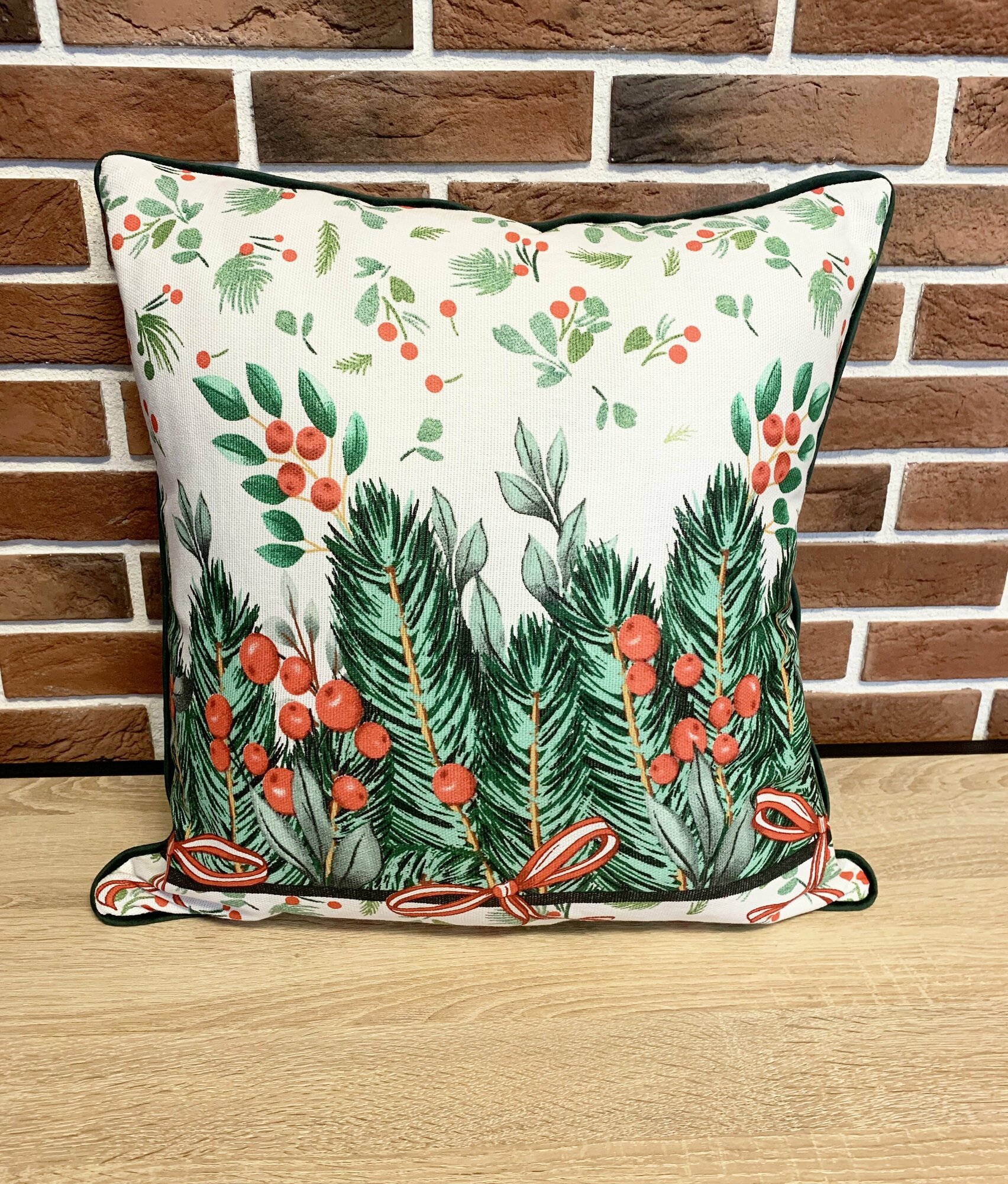 Наволочка белая с рисунком, зеленый кант, 50*50