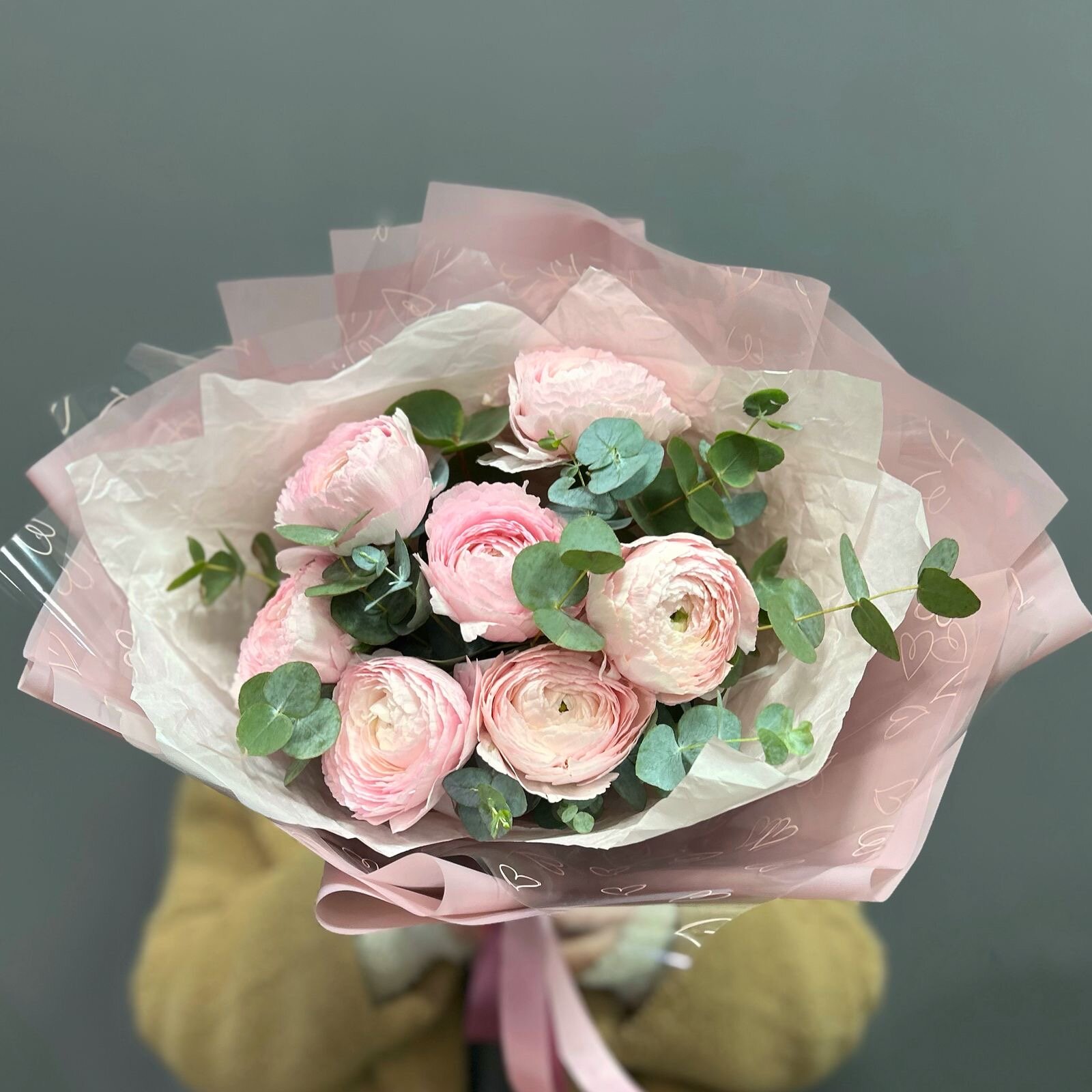 Монобукет из 7 розовых ранункулюсов Леди и веток ароматного эвкалипта