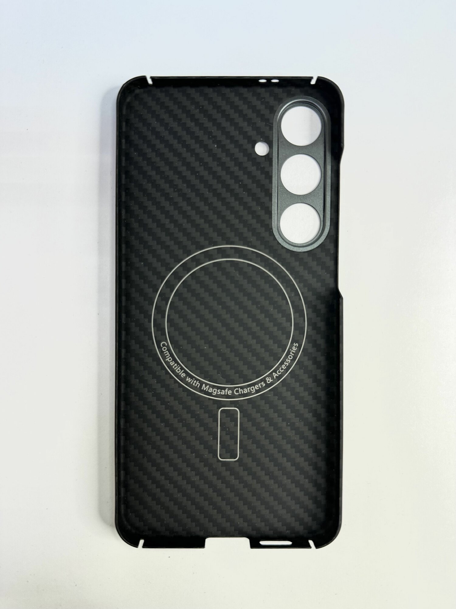 Чехол из карбона Samsung S24 plus с защитой камеры и поддержкой беспроводной зарядки MagSafe / Чехол из кевлара чехол Samsung S24+ — фото 1