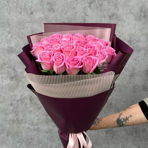 Букет из 25 розовых роз 50см в дизайнерской упаковке / Радуга Букет