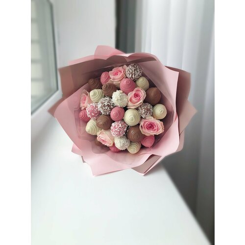 Букет из клубники в шоколаде 25 ягод с розовыми розами