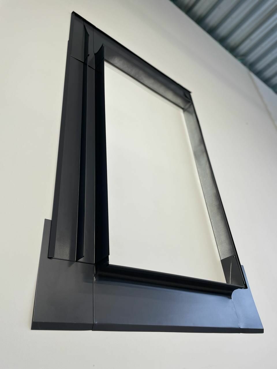 фото Оклад для мансардного окна WERSO для профилированных кровельных материалов