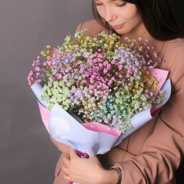Яркий монобукет из 5 веток радужной гипсофилы для самых близких