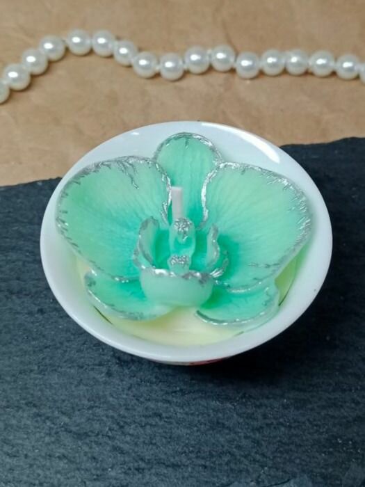 Свеча ручной работы "Орхидея малая" нежно-зеленая в подсвечнике