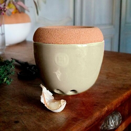 Емкость для хранения чеснока Emile Henry крем