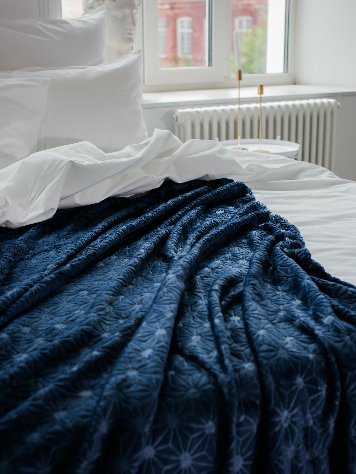 Плед велсофт на диван, покрывало на кровать, 180х200, Синий - фотография № 11