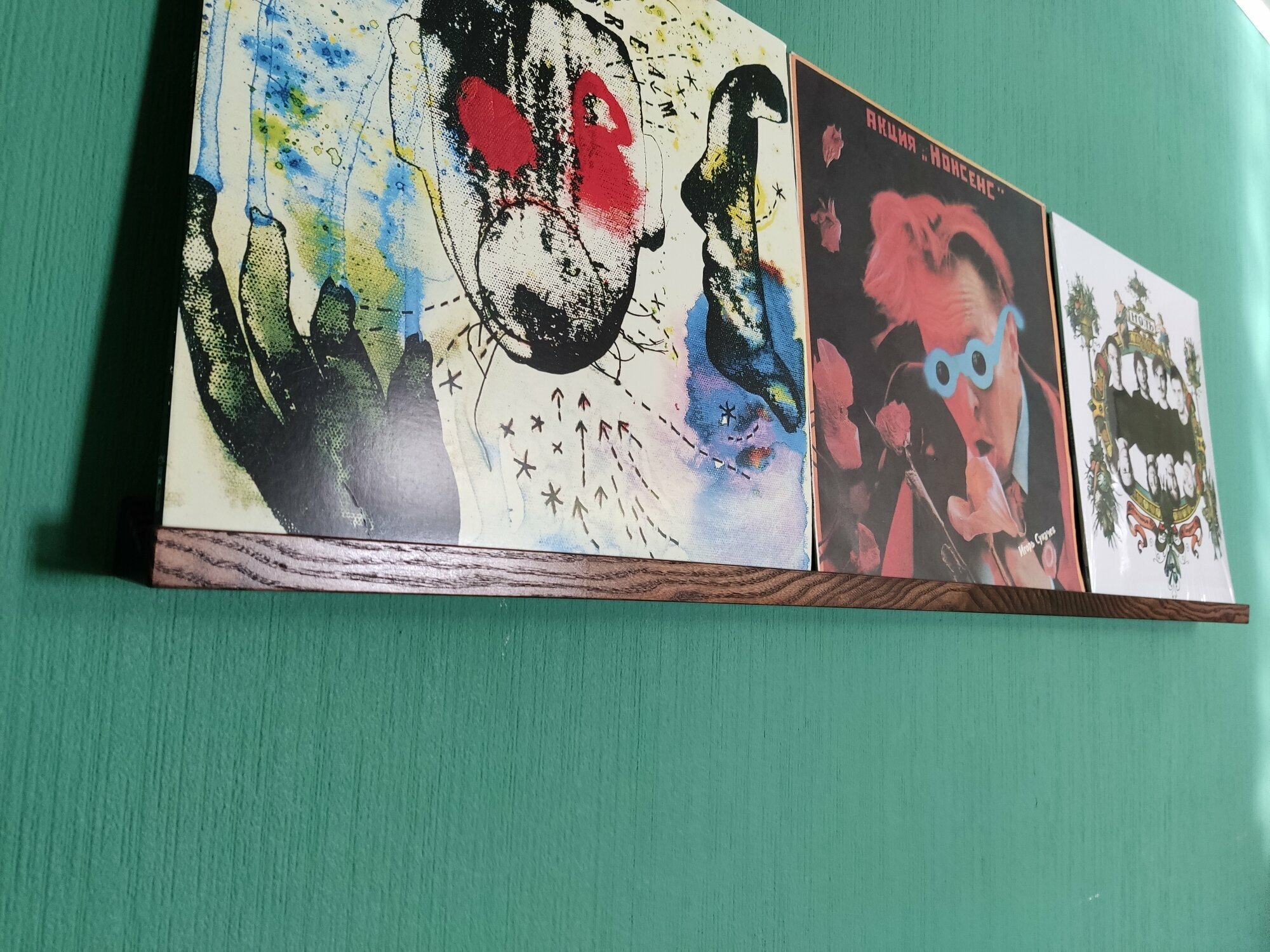 фото Полка для трех пластинок из от бренда LUMIWOOD