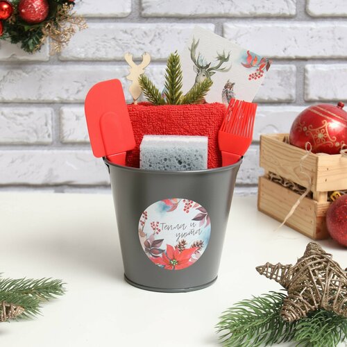 серый, красный, серый