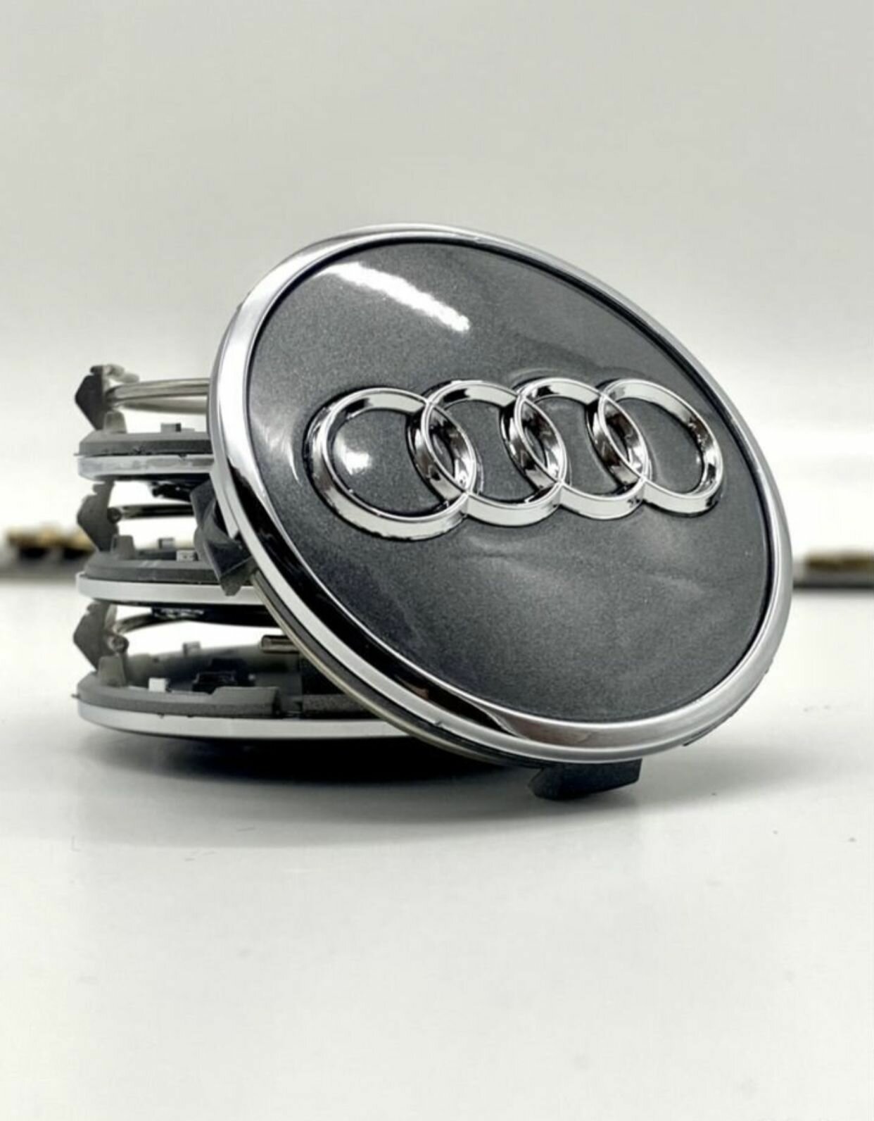 Заглушка колпачок на литой диск колеса для Audi 61мм Gray 4M0 601 170 JG3 / 4m0601170jg3