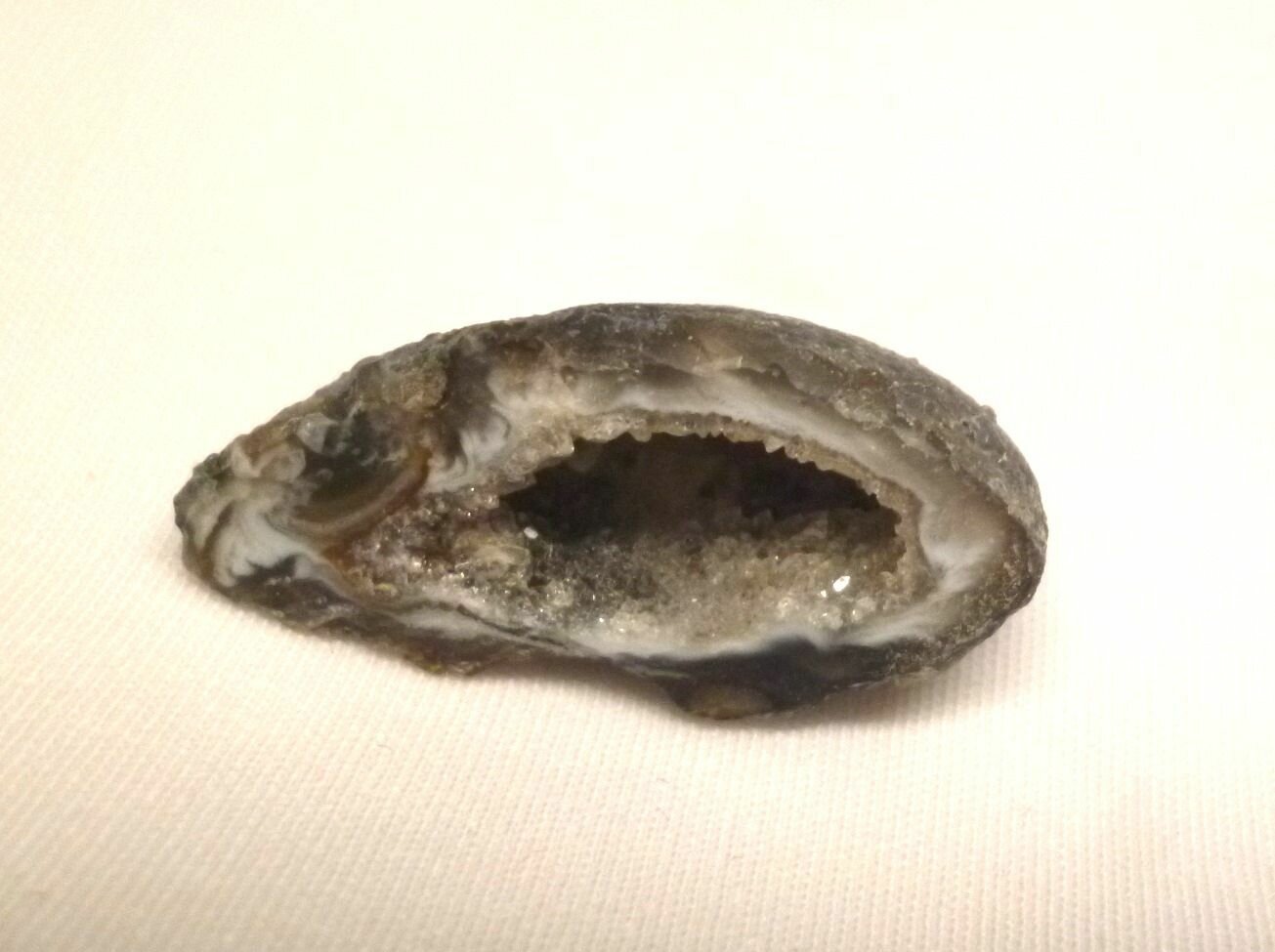 Жеода агата. Размер 2-4 см. Цвет бежевый серый. Конкретный образец на фото. 1 шт/упак.