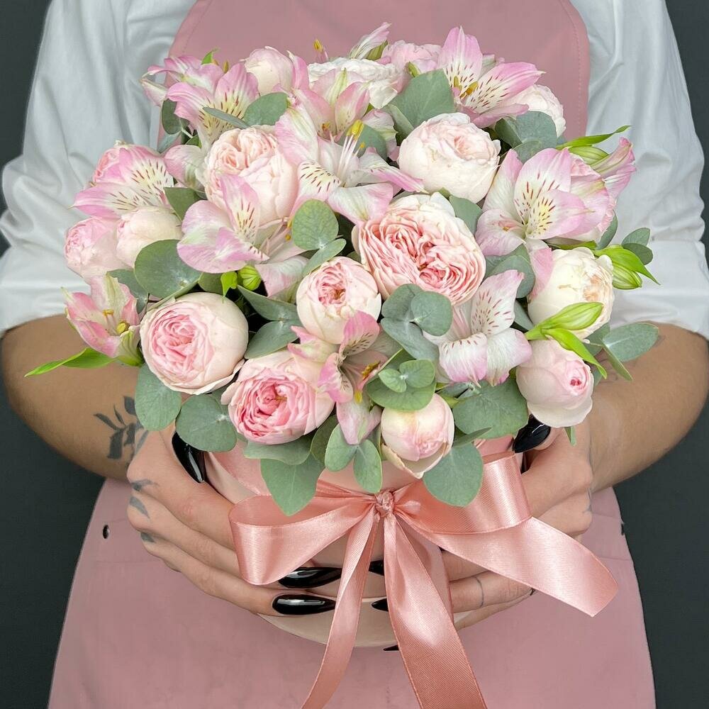 Букет из нежно-розовых кустовых пионовидных Роз Мэнсфилд Парк и Альстромерии в шляпной коробке