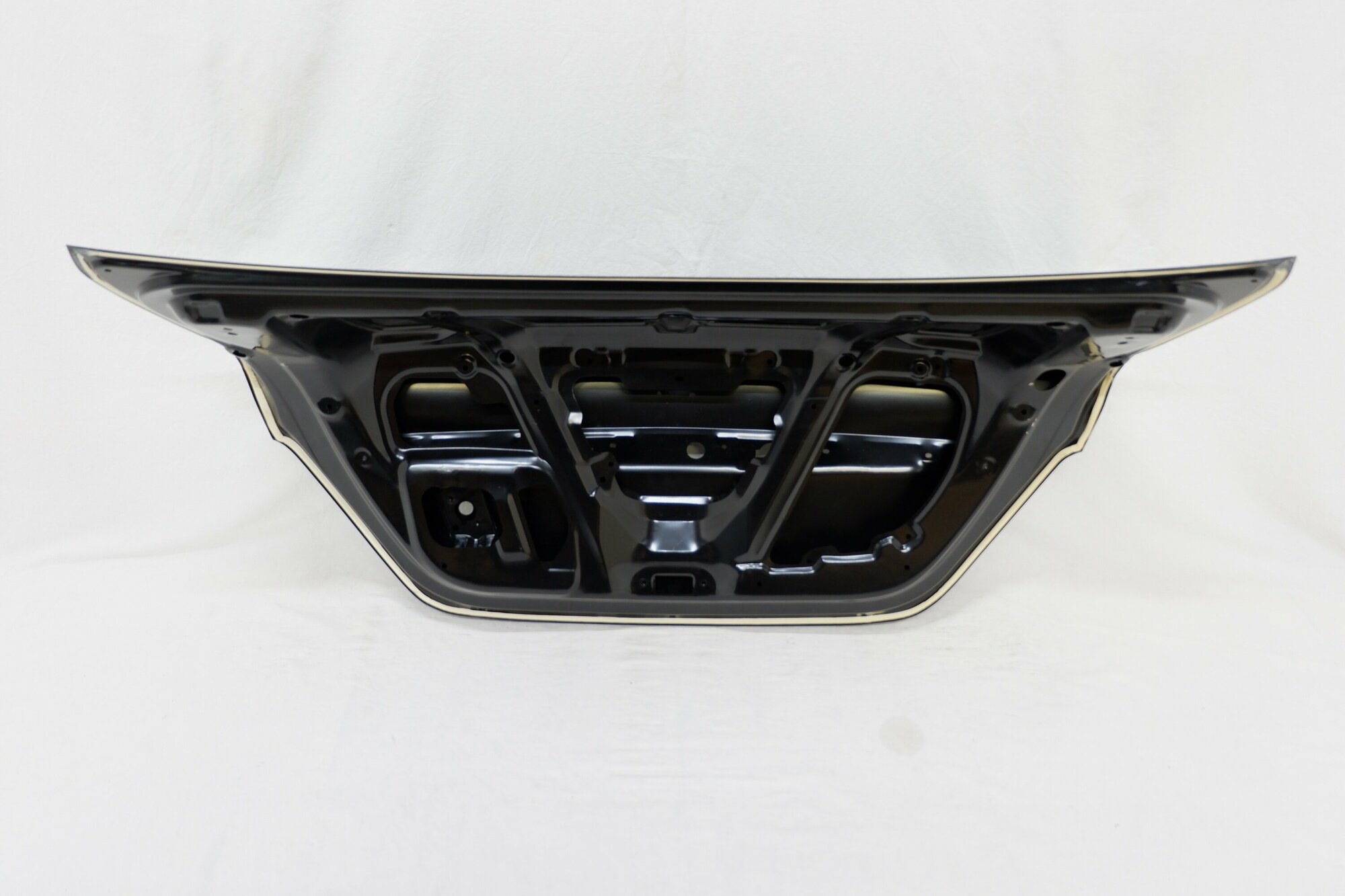 Крышка багажника Hyundai Solaris 1 2011-2017 692004L000 — фото 3
