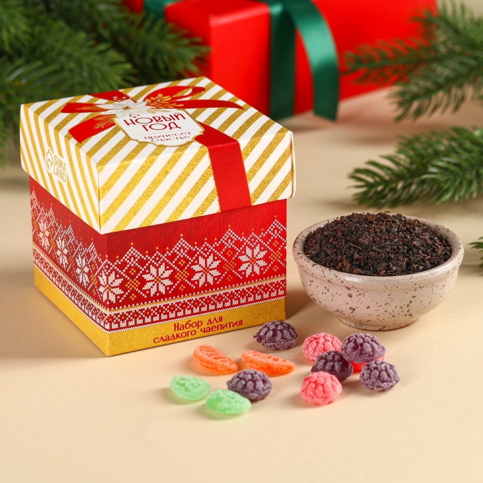 Подарочный набор «Новый год принесёт счастье»: чай чёрный со вкусом клубники 50 г, леденцы со вкусом фруктов 100 г.