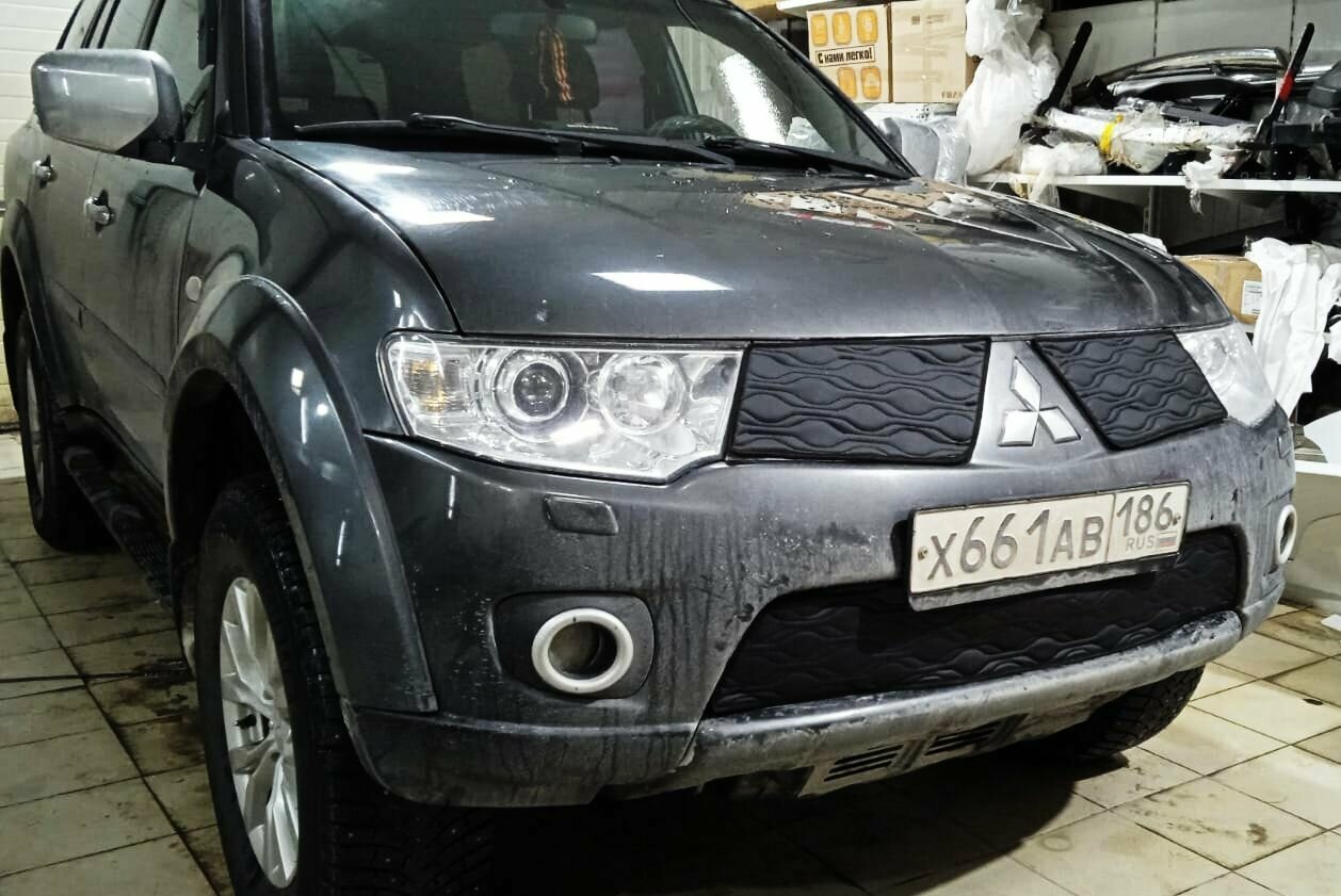 Утеплитель радиатора для Mitsubishi Pajero Sport 2008 -2013 II Комплект 3 детали Установка на крючки