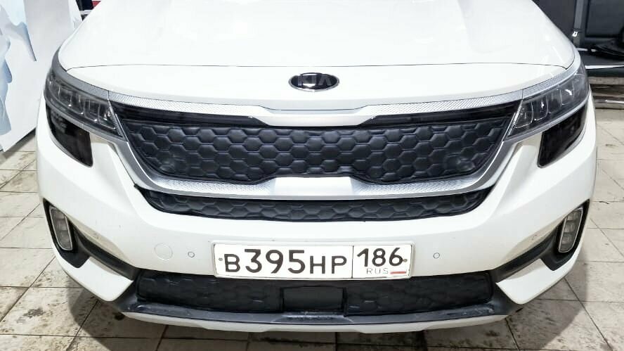 Утеплитель радиатора для Kia Seltos 2019- н. в. (Киа Селтос) Комплект под ДХО 3 Детали Установка на крючки Дизайн Соты