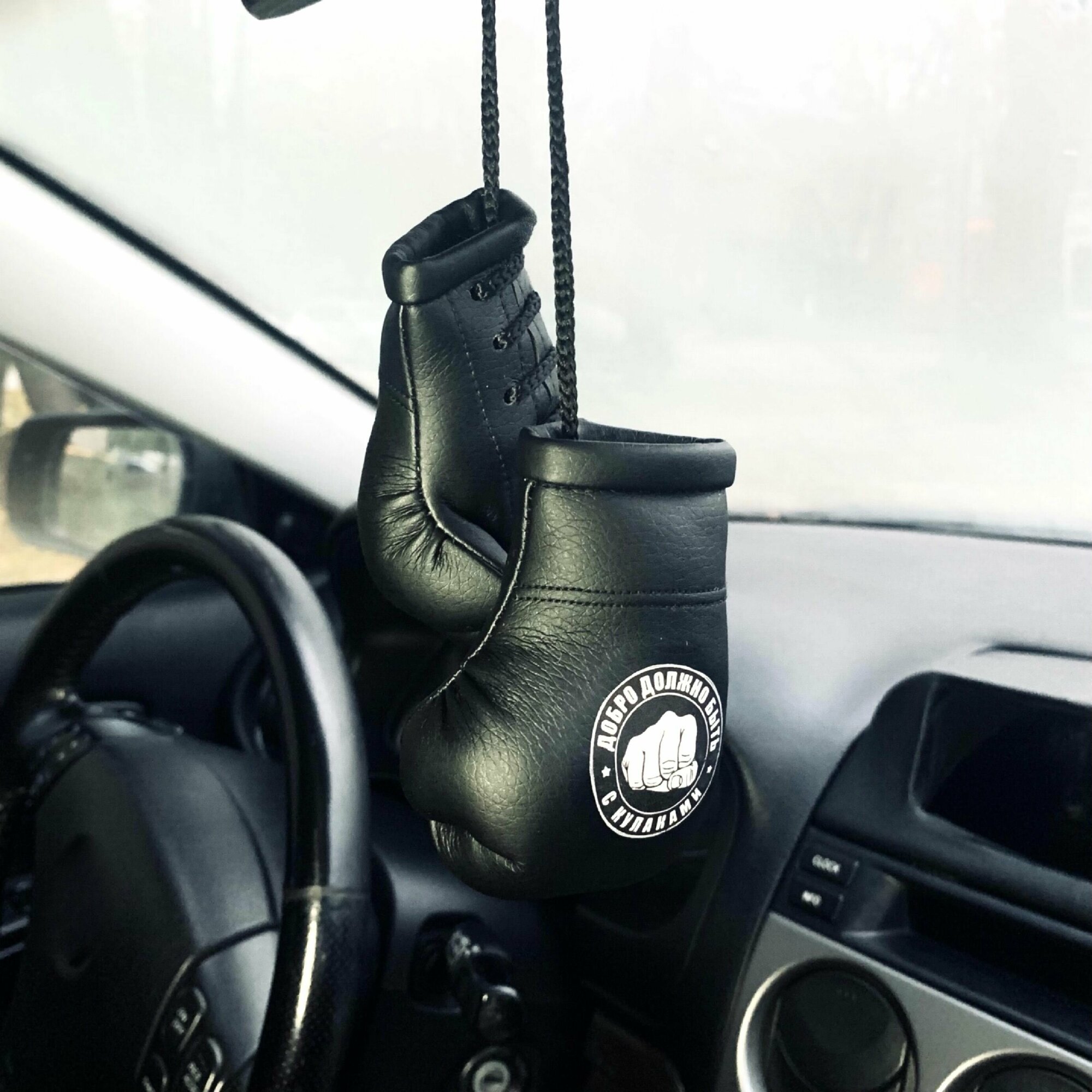 Сувенирные боксерские перчатки "Добро должно быть с кулаками"/Брелок перчатки/Подвеска на зеркало автомобиля