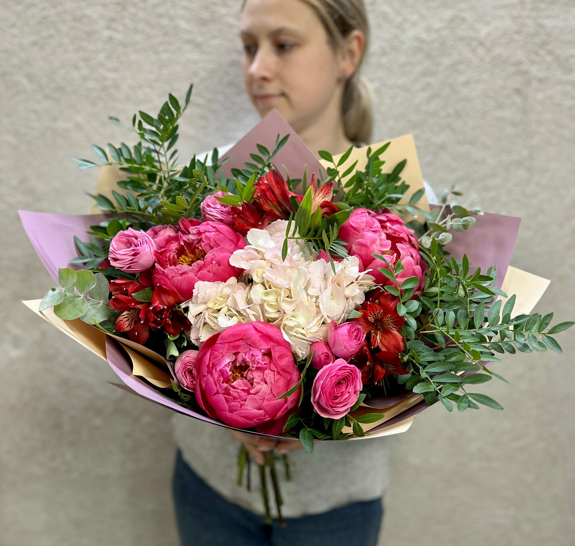 Шикарный букет живых цветов, пионы, кустовые розы и гортензия в букете, авторский букет