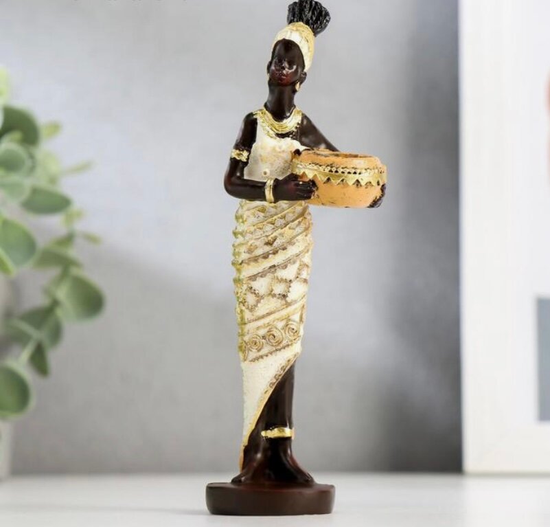 Сувенир полистоун "Африканка в бежевом платье с золотом"