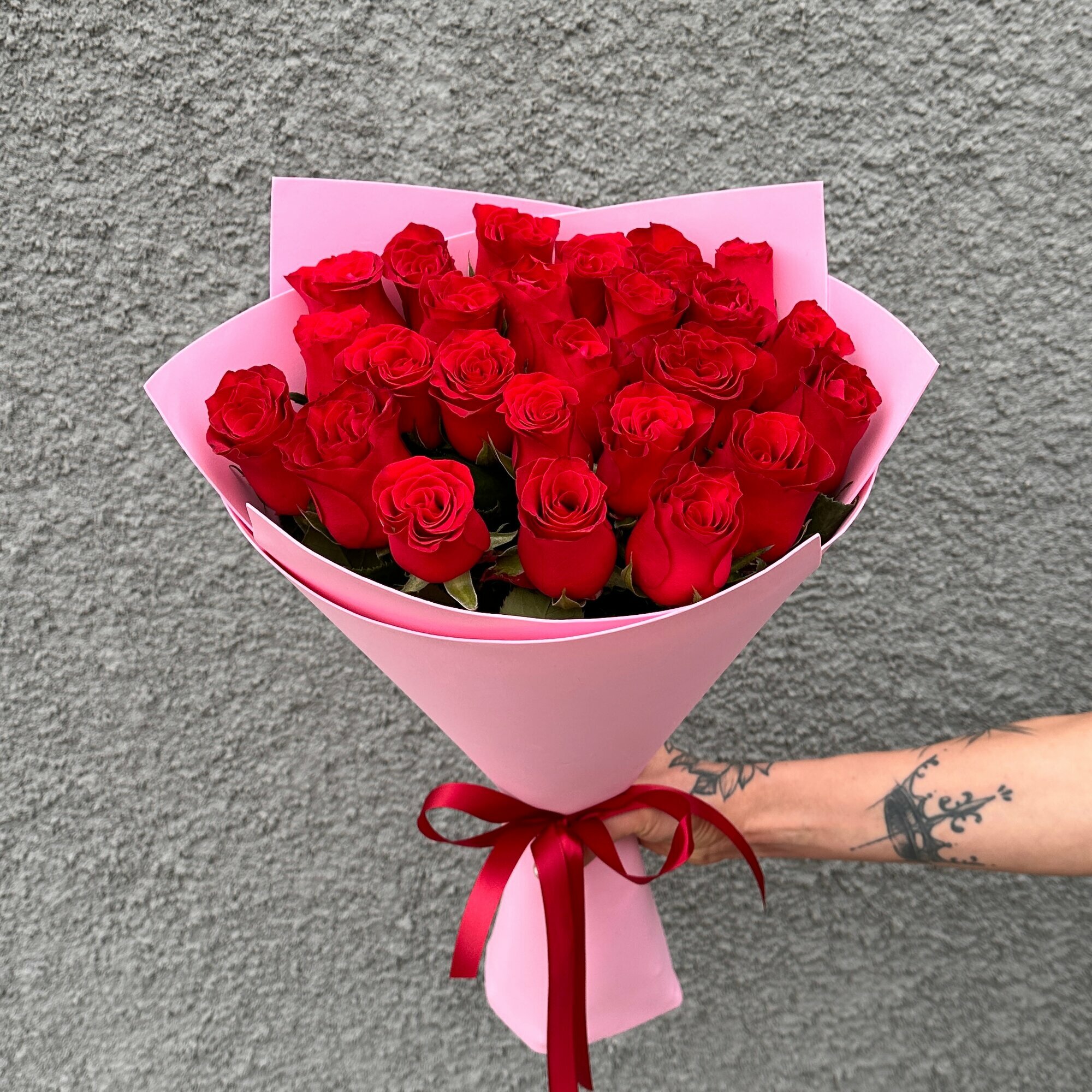 Букет из 25 красных сортовых роз в упаковке / Арт. 87575 / Радуга Букет
