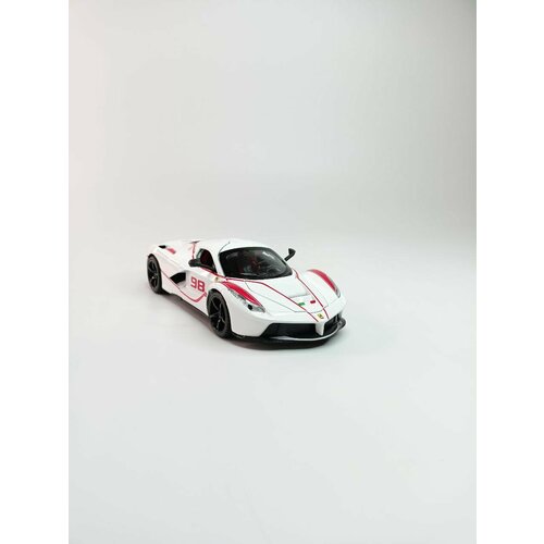 Коллекционная машинка игрушка металлическая Ferrari Laferrari для мальчиков масштабная модель 1:24 бело-красный