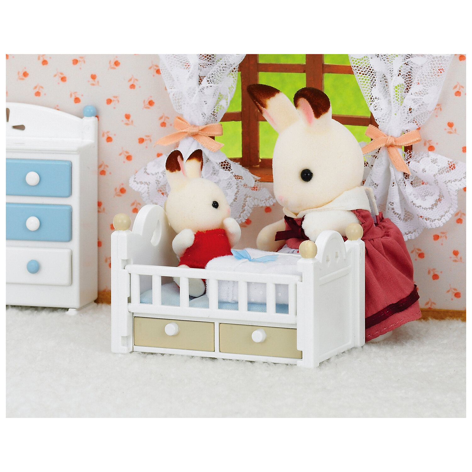 Игровой набор Sylvanian Families Малыш и детская кроватка 5.5 см - фото №11