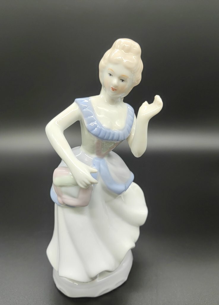 Статуэтка "Девушка в бальном платье", фарфор, роспись, Китай, 2000-2015 гг.