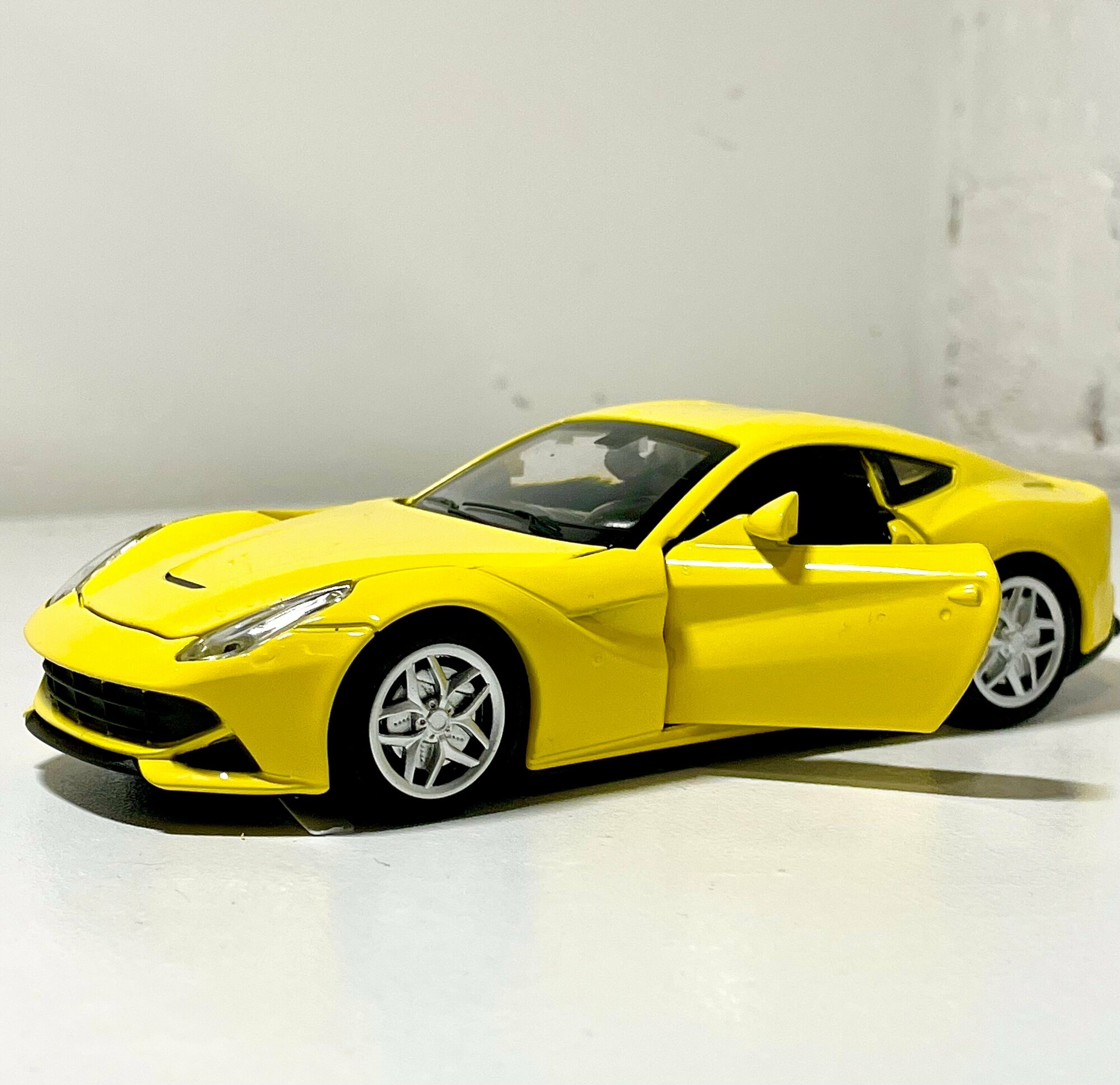 фото Машина Ferrari желтая, коллекционная модель 1:32