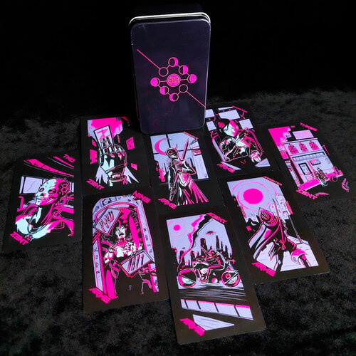Таро Неоновой Луны METAL BOX EDITION (Neon Moon Tarot) таро осознанных сновидений metal box edition lucid dreams tarot