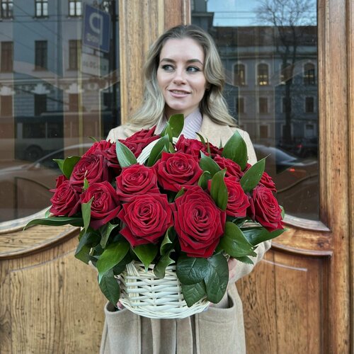 Изображение товара Цветы живые букет из 25 красных роз Рэд Аваланж в плетеной корзине