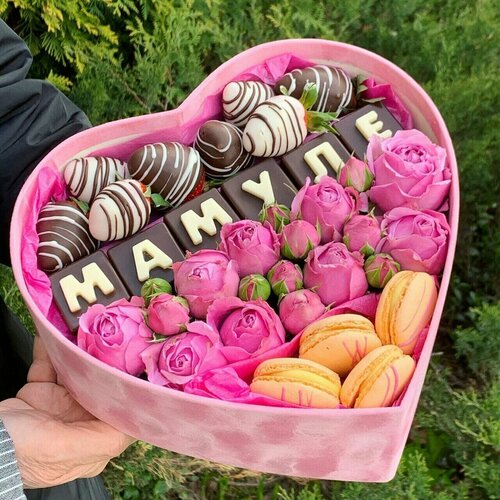 Клубника в шоколаде с цветами и сладостями в коробке 250KLBKRB25