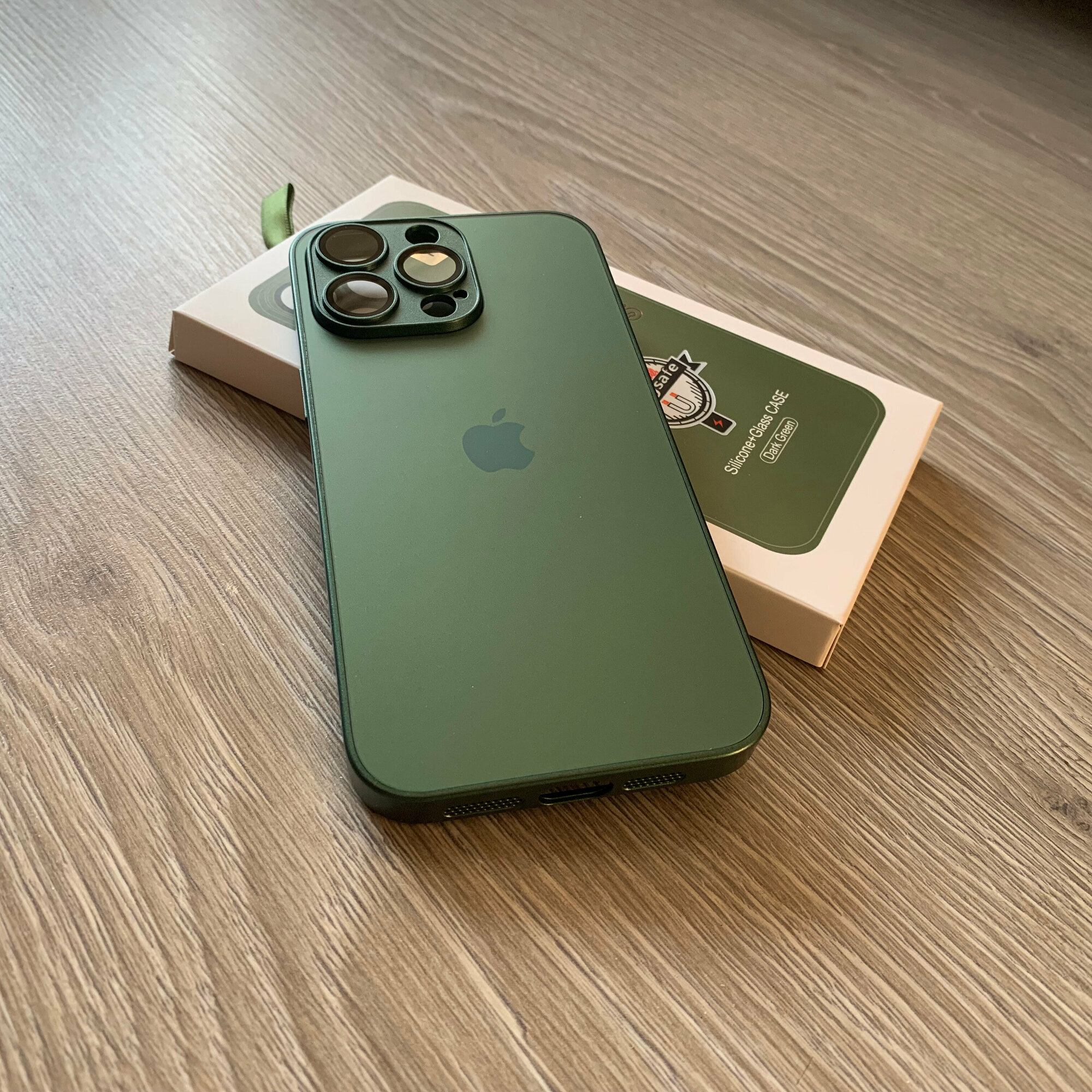 Чехол на iPhone 15 Pro Max / Айфон 15 Про Макс с MagSafe, зеленый, с защитой камеры