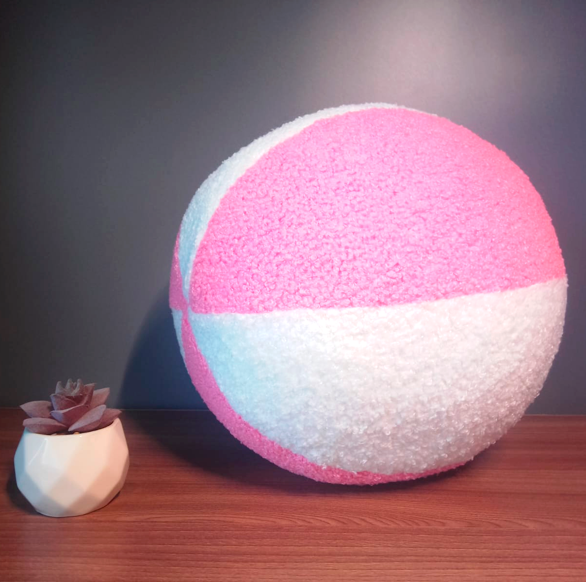 Подушка шар декоративная круглая, обхват 84 см, бело-розовая