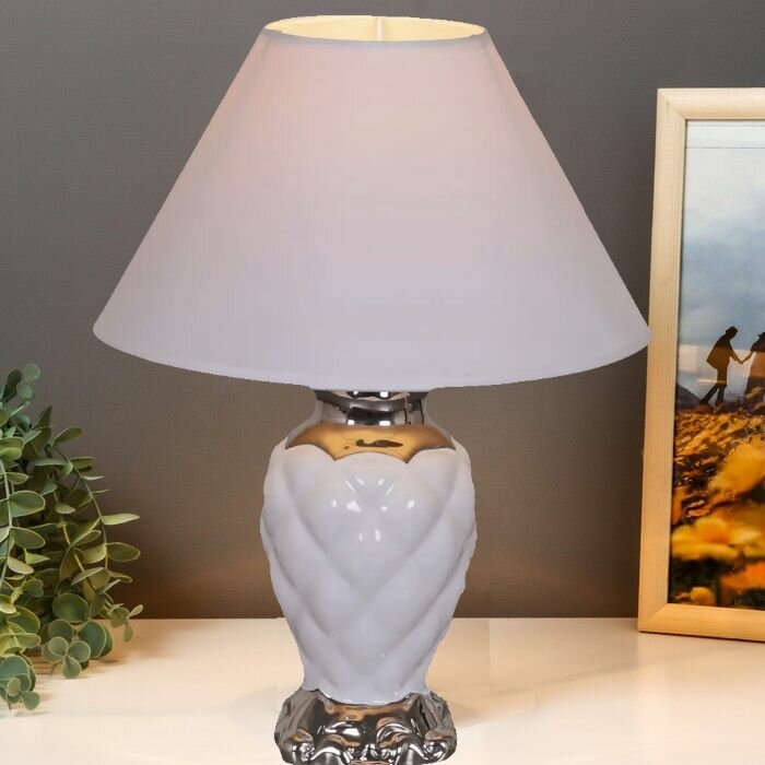 фото Настольная лампа с абажуром/ Светильник настольный/ Настольная лампа