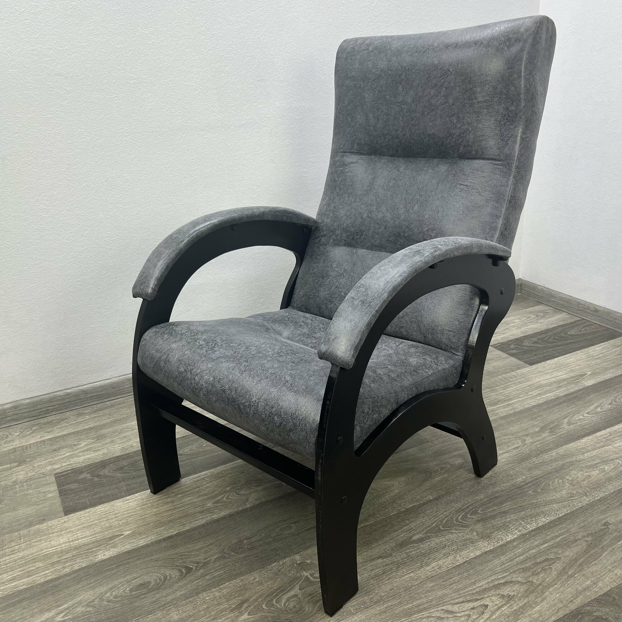 фото Кресло Классика мягкое из кожзама для отдыха в комнату, гостиную, спальню, для дома, серое