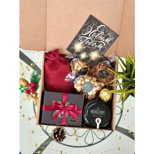 Подарочный набор с Бельгийскими шоколадными конфетами ручной работы, орешками, медом-суфле и ароматным чаем/ Подарочный набор La Moon/ Подарок на День Рождения