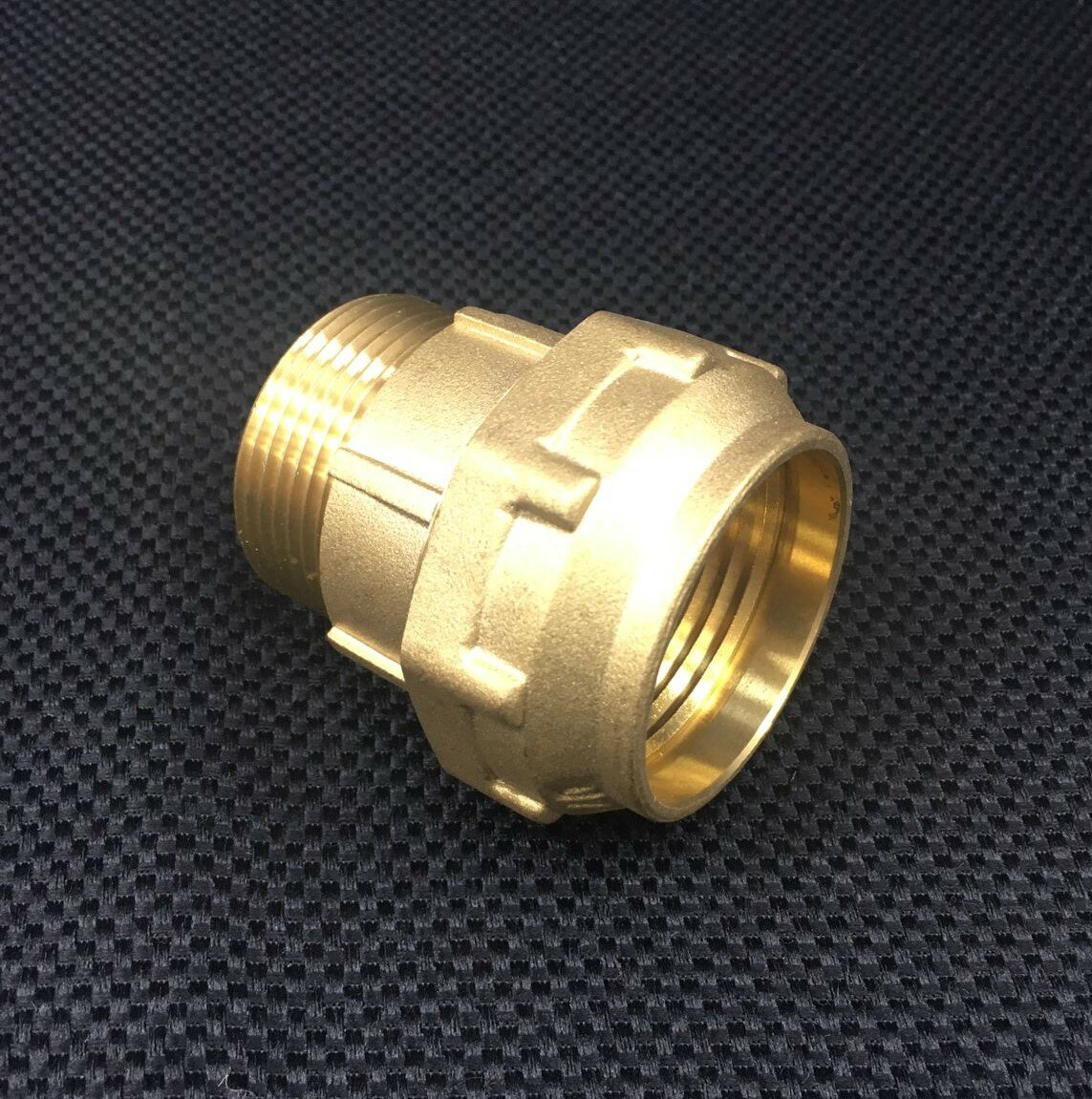 Муфта для труб ПНД  прямая с наружной резьбой латунная 32-1