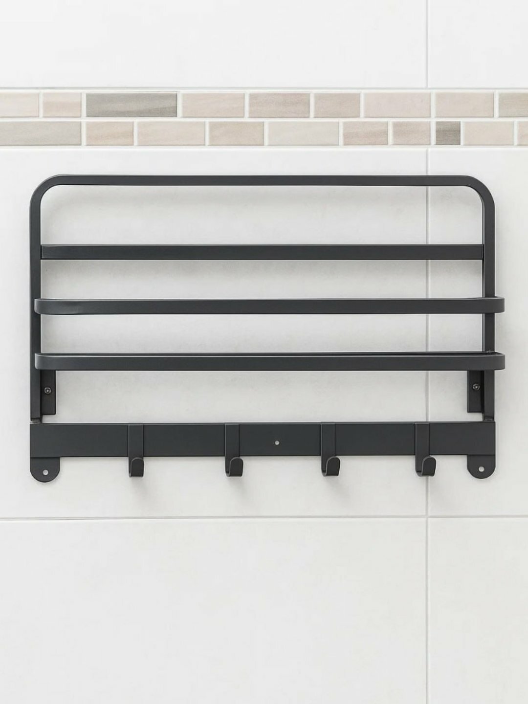 Настенная металлическая полка с крючками