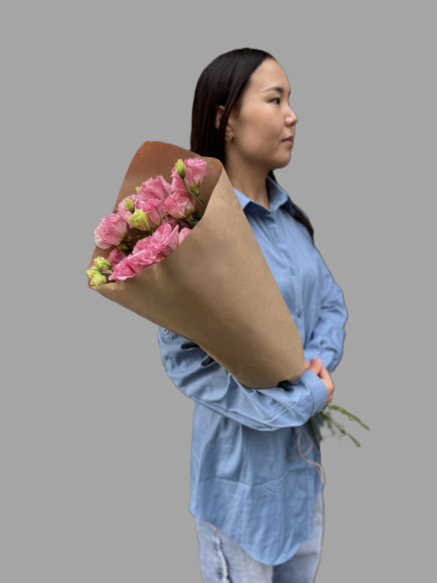 Букет Лизиантусов (эустома) в крафтовой упаковке с биевкой